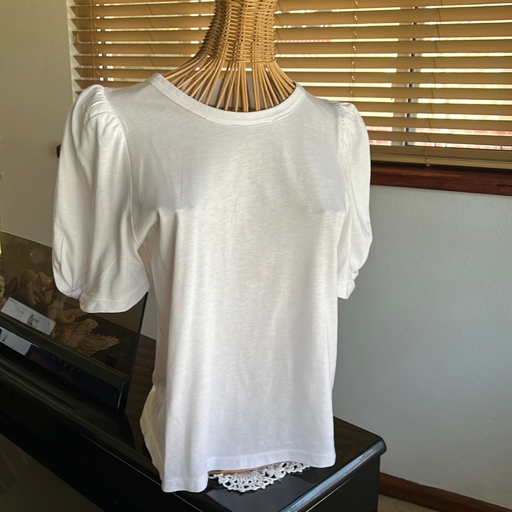 White knit tee with short puff sleeve